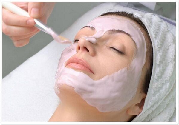 Enzymatic peeling treatment that promotes epidermal renewal