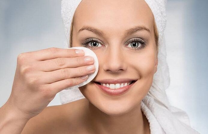 The girl cleans her face