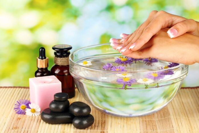 methods of rejuvenating the skin of the hands using folk remedies